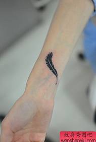 dziewczyna ramię tatuaż totem pióro tatuaż wzór
