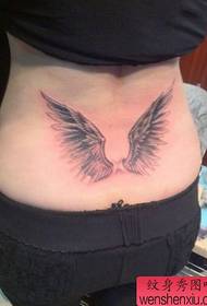 alle ragazze piace il modello del tatuaggio delle ali in vita
