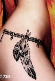 Motivo tatuaggio piuma in vita