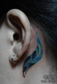 modello del tatuaggio della piuma di colore bello dell'orecchio della ragazza