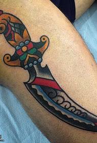 Wzór tatuażu na nodze malowany sztyletem