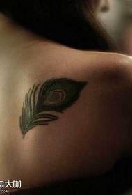 Skulder påfugl fjær tatoveringsmønster