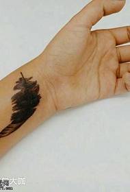 Rankų juodos plunksnos tatuiruotės modelis