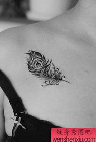 modello di tatuaggio piuma petto bella ragazza