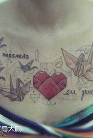 Patrón de tatuaje de corazón rojo en el pecho