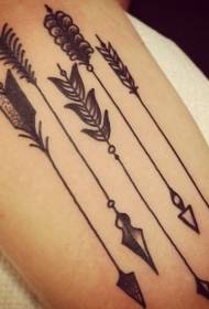 cinque diversi disegni di tatuaggi tribali simili