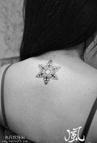 krásné zadní totem sněhová vločka tetování vzor