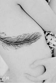 Modello tatuaggio piuma posteriore