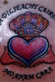 Amor de nuevo color con patrón de tatuaje de corona