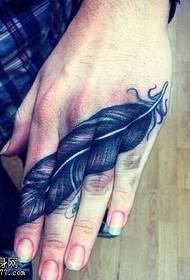 Modello tatuaggio piuma personalizzato