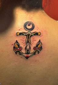 Padrão de tatuagem de âncora bonita na parte de trás
