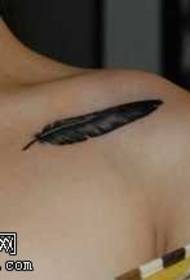 ຄວາມງາມ clavicle ເປັນຮູບແບບ tattoo feather ຂະຫນາດນ້ອຍ