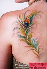 female tattoo ສີ feather ທີ່ສວຍງາມຢູ່ດ້ານຫລັງ