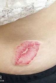 un tatuaggio colorato con labbra stampate in vita