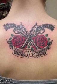 Zadný pištoľ ruže tetovanie vzor