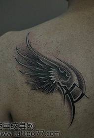 背部精美流行的翅膀纹身图案