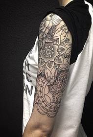 braccio Tatuaggio totem tridimensionale semplice