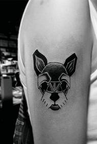 el patrón de tatuaje de tótem en blanco y negro del brazo es creativo