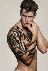 Divat borító férfi jóképű klasszikus totem tetoválás minta