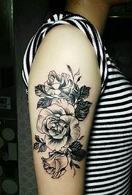 tatu tatu lengan bunga yang menarik