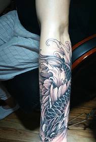 rankos juodų ir baltų kalmarų tatuiruotės tatuiruotė turi gyvybingumo
