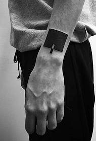 garis hitam sederhana menandai pola tato di lengan tangan laki-laki