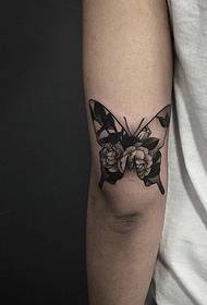 татуировка бабочки на внешней стороне руки.