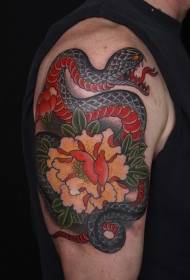 腕に蛇と牡丹の花のタトゥー