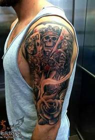 Modela Poker Tattoo ya Arm