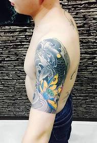 큰 팔 문신 문신과 결합 된 연꽃과 오징어