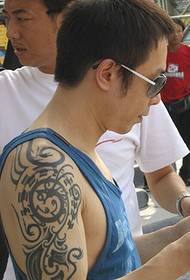 Isa akong mang-aawit na si Huang Guanzhong arm totem tattoo