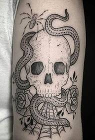 knappe zwarte schedel en slang tattoo foto op de arm