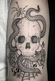 bella immagine del tatuaggio teschio nero e serpente sul braccio