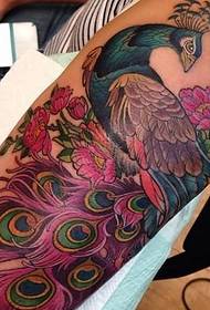 lámh baineann pictiúr álainn tattoo peacock réalaíoch stíl