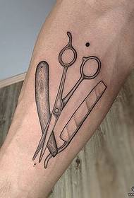 Modello tatuaggio forbici braccio piccolo