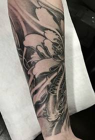 Tatuaggio di loto con calamari e tatuaggio sul braccio