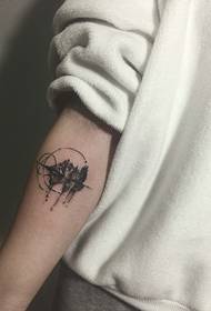malgranda tatuaje de tatuaje apartenanta al junuloj