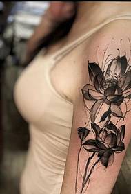 bukan mainstream Girl lengan tinta corak tatu bunga