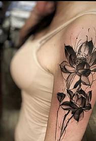 modello del tatuaggio del fiore dell'inchiostro del braccio della ragazza non convenzionale