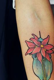 Madingas rankos spalvos gėlių tatuiruotės raštas