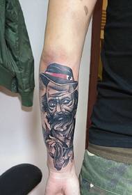 lengan pola tato potret kakek hitam dan putih