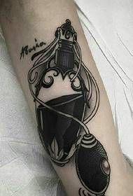 arms 'n snaakse inkt totem-tatoeëringpatroon