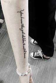 El braç petit i fresc tatuatge anglès és molt bonic