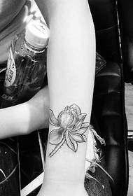 ingalo emnyama ye-lotus tattoo iphethini enhle kakhulu