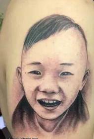 bracciu di mudellu di tatuaggi di zitellu