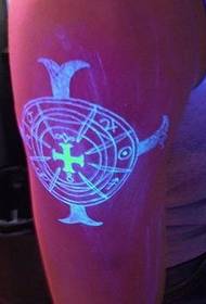 foto invisibile del tatuaggio del modello operato del braccio degli uomini