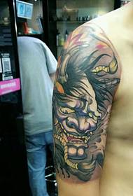 antica tradizione e modello di tatuaggio dominante come un braccio