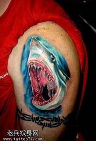 braccio tatuaggio squalo morso