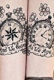 mujer brazo reloj tótem blanco y negro creativo tatuaje