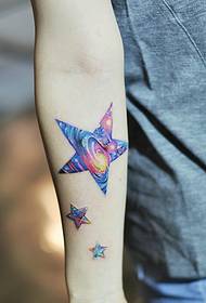 Modello di tatuaggio stella braccio lucido